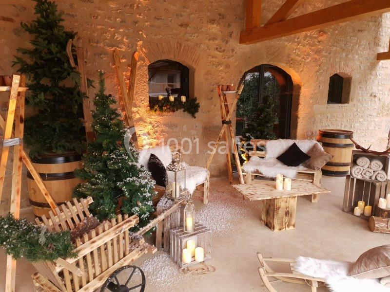 Location salle Maligny (Côte-d'Or) - Domaine du Grand Nanteux #25 Espace décoré avec des sapins, bougies, fauteuils en bois et pierres apparentes dans une ambiance chaleureuse.