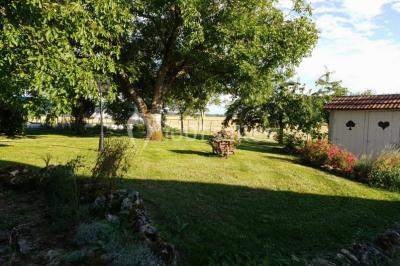 Miniature Location salle Maligny (Côte-d'Or) - Domaine du Grand Nanteux #17 Tables décorées pour un événement avec chandeliers, compositions florales suspendues et lumière tamisée.