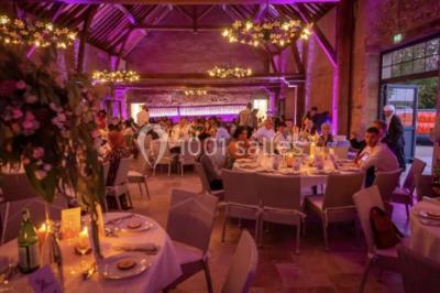 Miniature Location salle Maligny (Côte-d'Or) - Domaine du Grand Nanteux #26 Tables décorées pour un événement avec chandeliers, compositions florales suspendues et lumière tamisée.