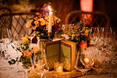 Miniature Location salle Maligny (Côte-d'Or) - Domaine du Grand Nanteux #3 Tables décorées pour un événement avec chandeliers, compositions florales suspendues et lumière tamisée.
