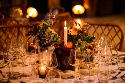 Miniature Location salle Maligny (Côte-d'Or) - Domaine du Grand Nanteux #4 Tables décorées pour un événement avec chandeliers, compositions florales suspendues et lumière tamisée.