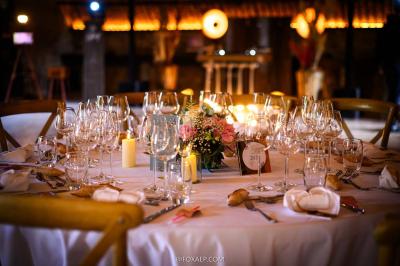Miniature Location salle Maligny (Côte-d'Or) - Domaine du Grand Nanteux #5 Tables décorées pour un événement avec chandeliers, compositions florales suspendues et lumière tamisée.