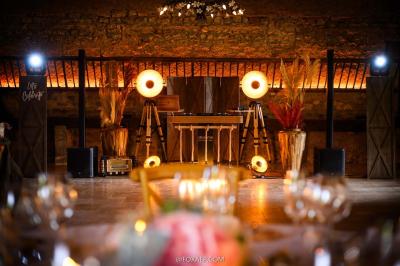 Miniature Location salle Maligny (Côte-d'Or) - Domaine du Grand Nanteux #28 Tables décorées pour un événement avec chandeliers, compositions florales suspendues et lumière tamisée.