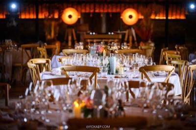 Miniature Location salle Maligny (Côte-d'Or) - Domaine du Grand Nanteux #29 Tables décorées pour un événement avec chandeliers, compositions florales suspendues et lumière tamisée.