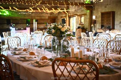 Miniature Location salle Maligny (Côte-d'Or) - Domaine du Grand Nanteux #30 Tables décorées pour un événement avec chandeliers, compositions florales suspendues et lumière tamisée.
