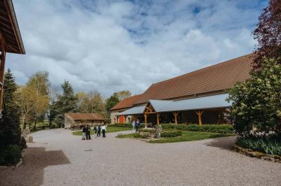 Miniature Location salle Maligny (Côte-d'Or) - Domaine du Grand Nanteux #13 Tables décorées pour un événement avec chandeliers, compositions florales suspendues et lumière tamisée.