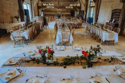 Miniature Location salle Maligny (Côte-d'Or) - Domaine du Grand Nanteux #6 Tables décorées pour un événement avec chandeliers, compositions florales suspendues et lumière tamisée.