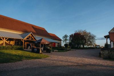 Miniature Location salle Maligny (Côte-d'Or) - Domaine du Grand Nanteux #31 Tables décorées pour un événement avec chandeliers, compositions florales suspendues et lumière tamisée.