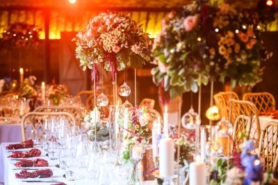 Miniature Location salle Maligny (Côte-d'Or) - Domaine du Grand Nanteux #36 Tables décorées pour un événement avec chandeliers, compositions florales suspendues et lumière tamisée.