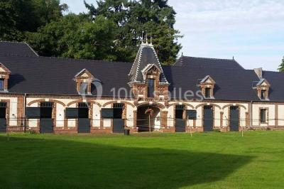 Miniature Location salle Sylvains-les-Moulins (Eure) - Domaine de Coulonge #9 Chambre lumineuse avec lit double, draps bleus, moustiquaire suspendue et éclairage doux.