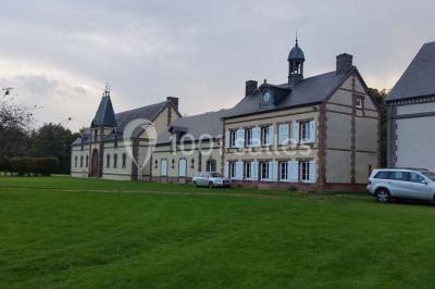 Miniature Location salle Sylvains-les-Moulins (Eure) - Domaine de Coulonge #14 Chambre lumineuse avec lit double, draps bleus, moustiquaire suspendue et éclairage doux.