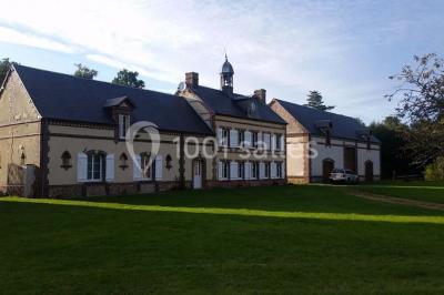 Miniature Location salle Sylvains-les-Moulins (Eure) - Domaine de Coulonge #13 Chambre lumineuse avec lit double, draps bleus, moustiquaire suspendue et éclairage doux.