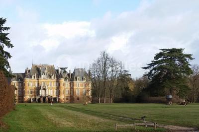 Miniature Location salle Sylvains-les-Moulins (Eure) - Domaine de Coulonge #31 Chambre lumineuse avec lit double, draps bleus, moustiquaire suspendue et éclairage doux.