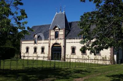 Miniature Location salle Sylvains-les-Moulins (Eure) - Domaine de Coulonge #4 Chambre lumineuse avec lit double, draps bleus, moustiquaire suspendue et éclairage doux.