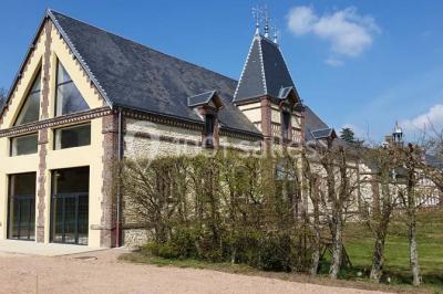 Miniature Location salle Sylvains-les-Moulins (Eure) - Domaine de Coulonge #6 Chambre lumineuse avec lit double, draps bleus, moustiquaire suspendue et éclairage doux.