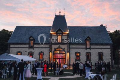 Miniature Location salle Sylvains-les-Moulins (Eure) - Domaine de Coulonge #7 Chambre lumineuse avec lit double, draps bleus, moustiquaire suspendue et éclairage doux.