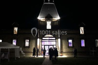 Miniature Location salle Sylvains-les-Moulins (Eure) - Domaine de Coulonge #10 Chambre lumineuse avec lit double, draps bleus, moustiquaire suspendue et éclairage doux.