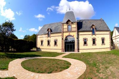 Miniature Location salle Sylvains-les-Moulins (Eure) - Domaine de Coulonge #5 Chambre lumineuse avec lit double, draps bleus, moustiquaire suspendue et éclairage doux.