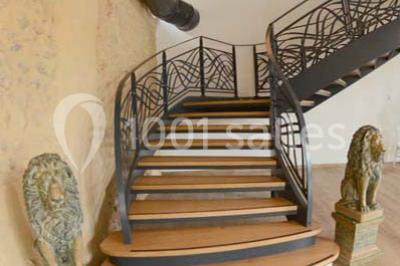 Miniature Location salle Sylvains-les-Moulins (Eure) - Domaine de Coulonge #19 Chambre lumineuse avec lit double, draps bleus, moustiquaire suspendue et éclairage doux.