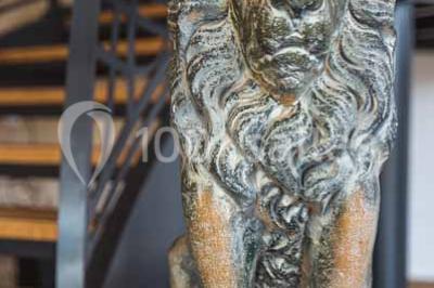 Miniature Location salle Sylvains-les-Moulins (Eure) - Domaine de Coulonge #20 Chambre lumineuse avec lit double, draps bleus, moustiquaire suspendue et éclairage doux.