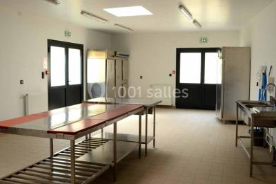 Miniature Location salle Sylvains-les-Moulins (Eure) - Domaine de Coulonge #26 Chambre lumineuse avec lit double, draps bleus, moustiquaire suspendue et éclairage doux.