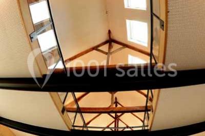 Miniature Location salle Sylvains-les-Moulins (Eure) - Domaine de Coulonge #23 Chambre lumineuse avec lit double, draps bleus, moustiquaire suspendue et éclairage doux.