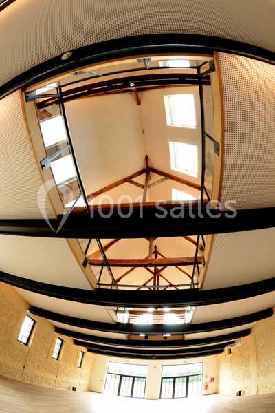 Location salle Sylvains-les-Moulins (Eure) - Domaine de Coulonge #23 Plafond d'une salle avec poutres apparentes, verrière centrale et murs en pierre claire.