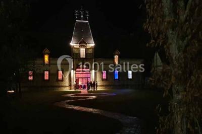 Miniature Location salle Sylvains-les-Moulins (Eure) - Domaine de Coulonge #11 Chambre lumineuse avec lit double, draps bleus, moustiquaire suspendue et éclairage doux.