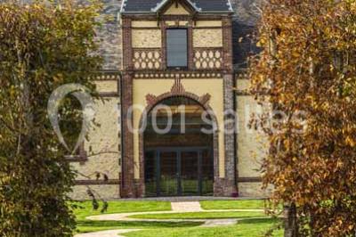 Miniature Location salle Sylvains-les-Moulins (Eure) - Domaine de Coulonge #2 Chambre lumineuse avec lit double, draps bleus, moustiquaire suspendue et éclairage doux.