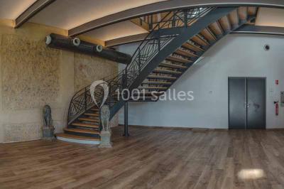 Miniature Location salle Sylvains-les-Moulins (Eure) - Domaine de Coulonge #18 Chambre lumineuse avec lit double, draps bleus, moustiquaire suspendue et éclairage doux.