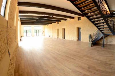 Miniature Location salle Sylvains-les-Moulins (Eure) - Domaine de Coulonge #15 Chambre lumineuse avec lit double, draps bleus, moustiquaire suspendue et éclairage doux.