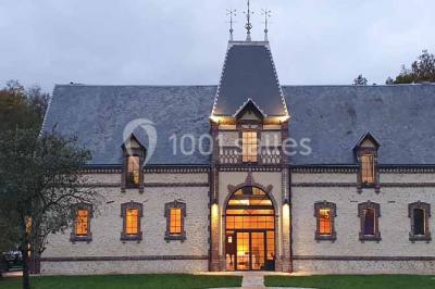 Miniature Location salle Sylvains-les-Moulins (Eure) - Domaine de Coulonge #3 Chambre lumineuse avec lit double, draps bleus, moustiquaire suspendue et éclairage doux.