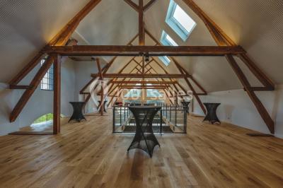 Miniature Location salle Sylvains-les-Moulins (Eure) - Domaine de Coulonge #24 Chambre lumineuse avec lit double, draps bleus, moustiquaire suspendue et éclairage doux.