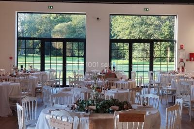 Miniature Location salle Sylvains-les-Moulins (Eure) - Domaine de Coulonge #22 Chambre lumineuse avec lit double, draps bleus, moustiquaire suspendue et éclairage doux.