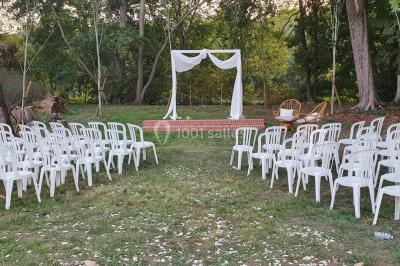 Miniature Location salle Sylvains-les-Moulins (Eure) - Domaine de Coulonge #30 Chambre lumineuse avec lit double, draps bleus, moustiquaire suspendue et éclairage doux.