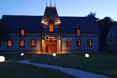 Miniature Location salle Sylvains-les-Moulins (Eure) - Domaine de Coulonge #12 Chambre lumineuse avec lit double, draps bleus, moustiquaire suspendue et éclairage doux.