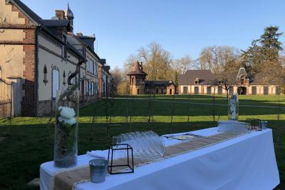 Miniature Location salle Sylvains-les-Moulins (Eure) - Domaine de Coulonge #34 Chambre lumineuse avec lit double, draps bleus, moustiquaire suspendue et éclairage doux.
