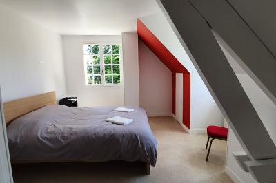 Miniature Location salle Sylvains-les-Moulins (Eure) - Domaine de Coulonge #36 Chambre lumineuse avec lit double, draps bleus, moustiquaire suspendue et éclairage doux.