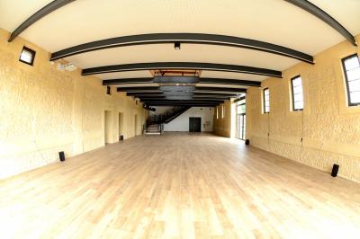 Miniature Location salle Sylvains-les-Moulins (Eure) - Domaine de Coulonge #16 Chambre lumineuse avec lit double, draps bleus, moustiquaire suspendue et éclairage doux.