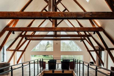 Miniature Location salle Sylvains-les-Moulins (Eure) - Domaine de Coulonge #25 Chambre lumineuse avec lit double, draps bleus, moustiquaire suspendue et éclairage doux.