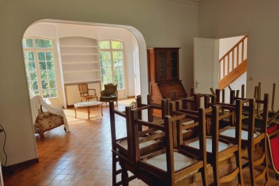 Miniature Location salle Sylvains-les-Moulins (Eure) - Domaine de Coulonge #38 Salle de réception décorée avec des tables rondes, nappes blanches, chaises blanches et centres de table fleuris.