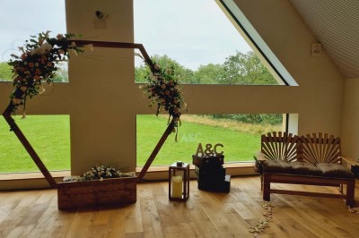 Miniature Location salle Sylvains-les-Moulins (Eure) - Domaine de Coulonge #39 Salle de réception décorée avec des tables rondes, nappes blanches, chaises blanches et centres de table fleuris.