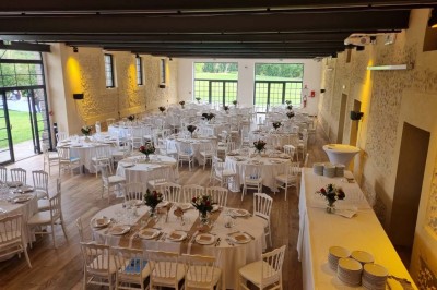 Miniature Location salle Sylvains-les-Moulins (Eure) - Domaine de Coulonge #9 Salle de réception décorée avec des tables rondes, nappes blanches, chaises blanches et centres de table fleuris.