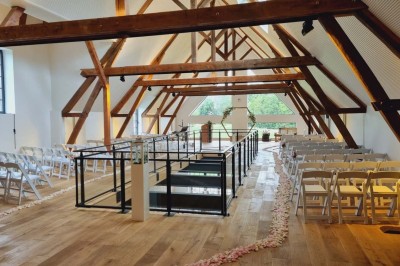 Miniature Location salle Sylvains-les-Moulins (Eure) - Domaine de Coulonge #23 Salle de réception décorée avec des tables rondes, nappes blanches, chaises blanches et centres de table fleuris.