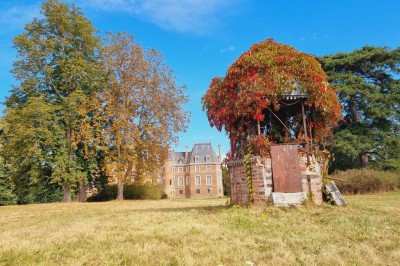Miniature Location salle Sylvains-les-Moulins (Eure) - Domaine de Coulonge #34 Salle de réception décorée avec des tables rondes, nappes blanches, chaises blanches et centres de table fleuris.