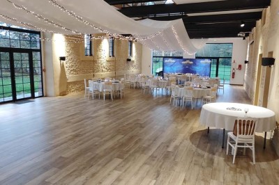 Miniature Location salle Sylvains-les-Moulins (Eure) - Domaine de Coulonge #4 Salle de réception décorée avec des tables rondes, nappes blanches, chaises blanches et centres de table fleuris.