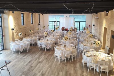 Miniature Location salle Sylvains-les-Moulins (Eure) - Domaine de Coulonge #10 Salle de réception décorée avec des tables rondes, nappes blanches, chaises blanches et centres de table fleuris.