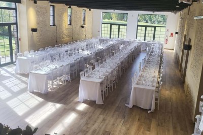 Miniature Location salle Sylvains-les-Moulins (Eure) - Domaine de Coulonge #13 Salle de réception décorée avec des tables rondes, nappes blanches, chaises blanches et centres de table fleuris.