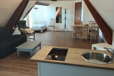 Miniature Location salle Sylvains-les-Moulins (Eure) - Domaine de Coulonge #40 Salle de réception décorée avec des tables rondes, nappes blanches, chaises blanches et centres de table fleuris.