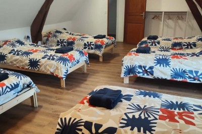 Miniature Location salle Sylvains-les-Moulins (Eure) - Domaine de Coulonge #47 Salle de réception décorée avec des tables rondes, nappes blanches, chaises blanches et centres de table fleuris.